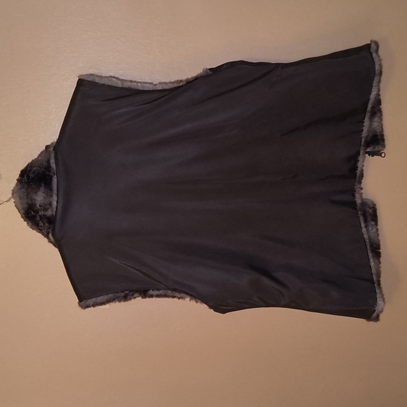 Reversible Faux fur Vest - Picture 7 of 7